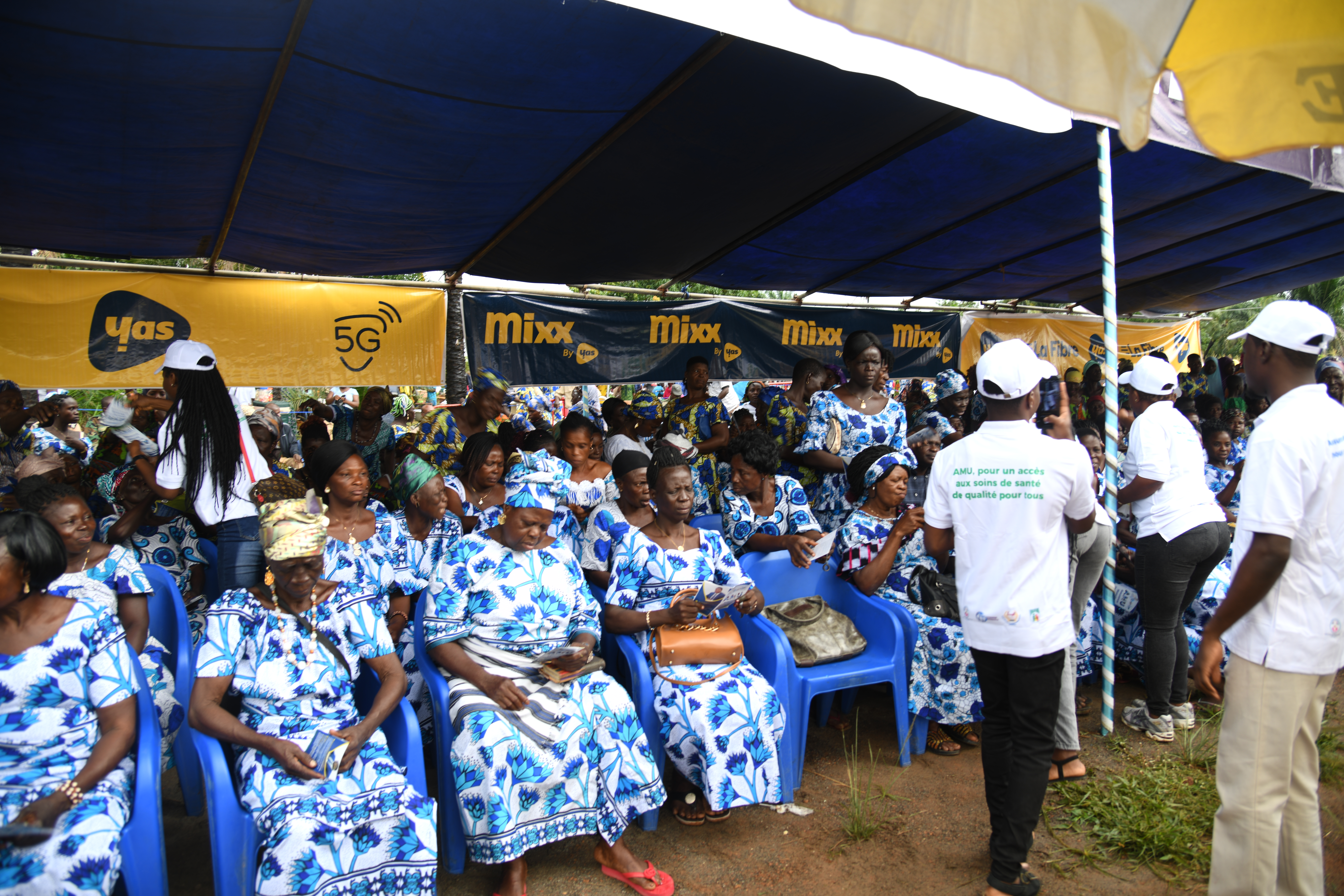 Echanges avec des femmes sur le terrain de la finale de Bohou